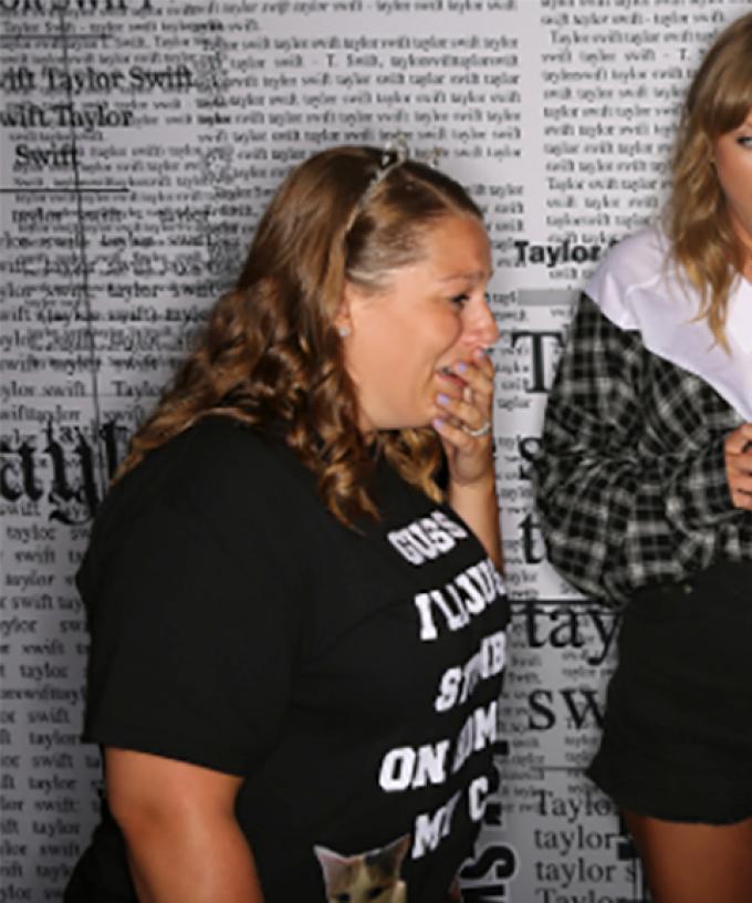 Taylor Swift Super Fans Get Engaged During Meet Greet